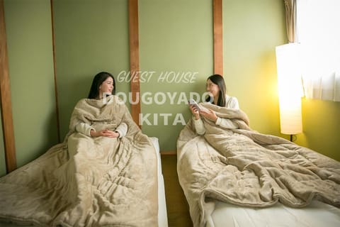 Bed, People, Photo of the whole room, Bedroom, group of guests