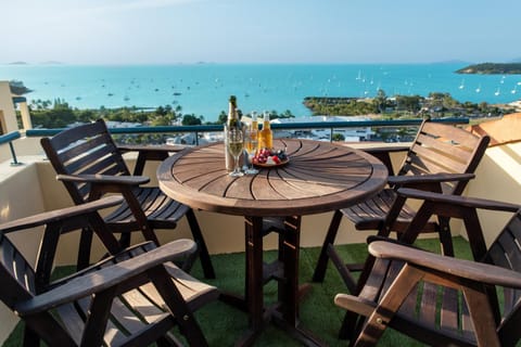 Property building, Balcony/Terrace, Seating area, Sea view
