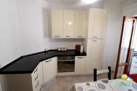 Kitchen or kitchenette, Dining area, dishwasher, pet friendly, stove