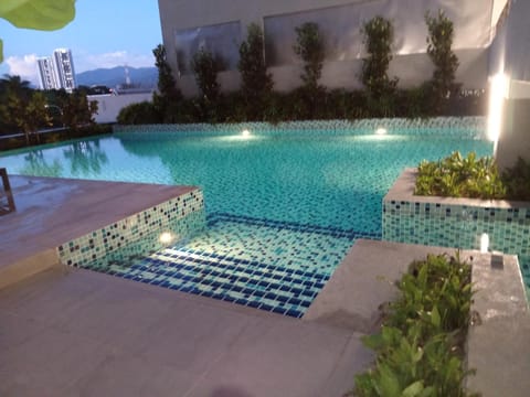 Hot Tub, Swimming pool
