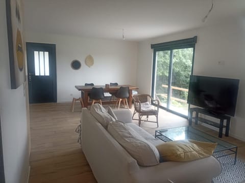 Communal lounge/ TV room, TV and multimedia, Living room, Seating area