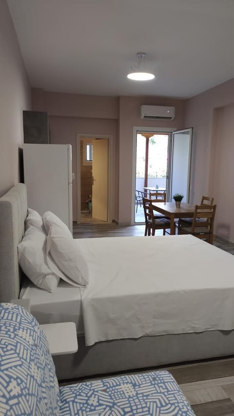 Bed, Living room, Photo of the whole room, Seating area, Dining area, Bedroom