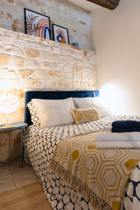 Nearby landmark, Bed