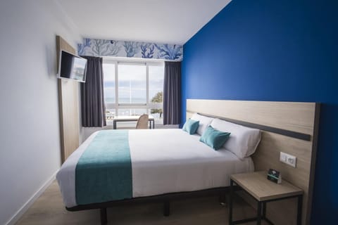 Bed, TV and multimedia, Photo of the whole room, Bedroom, hair dresser