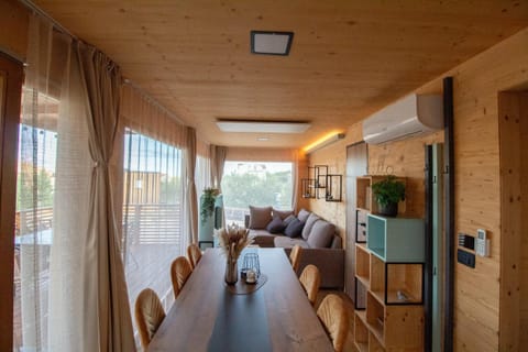 Communal lounge/ TV room, Living room, Seating area, Dining area, Evening entertainment, air conditioner