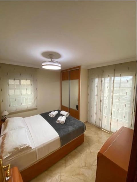 Bedroom, towels