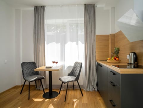 Kitchen or kitchenette, Dining area