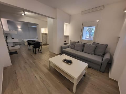 Bed, Seating area, Dining area