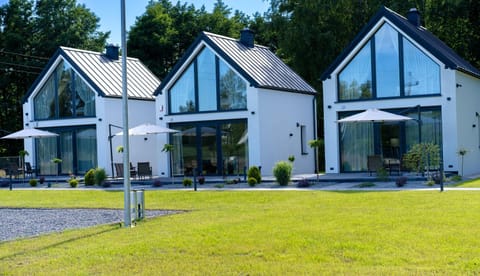 Property building, Day, Natural landscape, Garden, Garden view, Parking