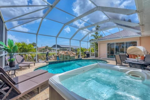 Patio, Hot Tub, Swimming pool