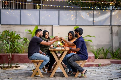 Restaurant/places to eat, Food and drinks, group of guests