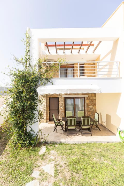 Property building, Patio, Garden, Balcony/Terrace, Garden view