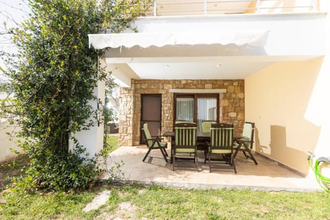 Property building, Patio, Garden, Balcony/Terrace, Dining area, Garden view