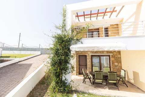 Property building, Patio, Balcony/Terrace, Dining area