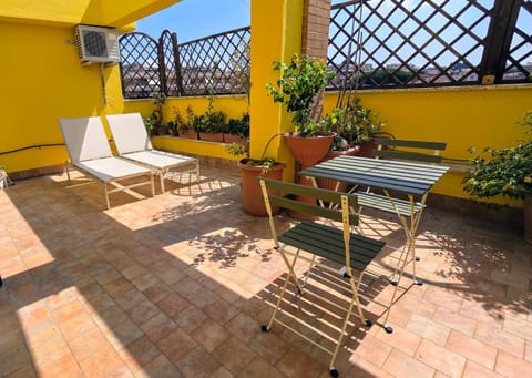 Balcony/Terrace, sunbed