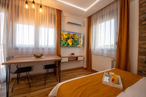 Bed, TV and multimedia, Photo of the whole room, Bedroom, hair dresser, air conditioner