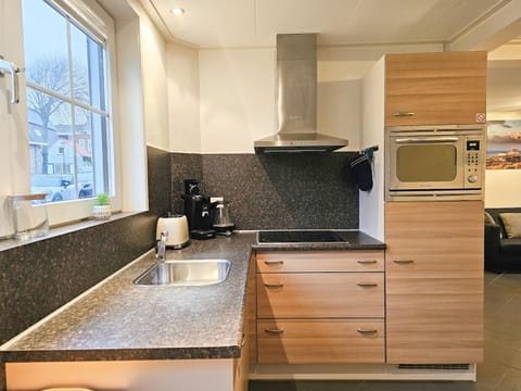 Kitchen or kitchenette, dishwasher, stove