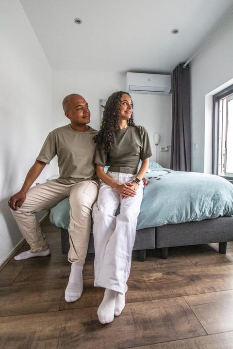 Bed, People, Photo of the whole room, Bedroom, Guests