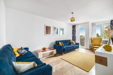 Communal lounge/ TV room, Bed, TV and multimedia, Balcony/Terrace, Living room, Seating area, Bedroom