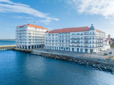 Property building, Day, Sea view, Location