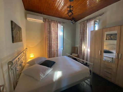 Bed, Photo of the whole room, Bedroom, hair dresser, wardrobe, air conditioner