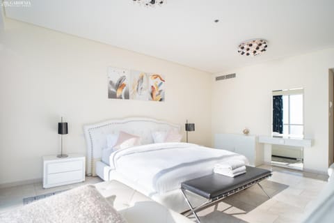 Bed, Living room, Photo of the whole room, Seating area, Bedroom