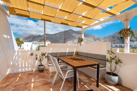 Natural landscape, View (from property/room), Balcony/Terrace, Seating area, Mountain view