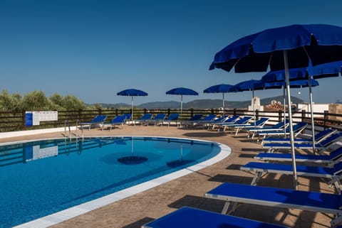 Day, Swimming pool, sunbed