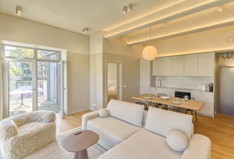 Kitchen or kitchenette, Living room, Seating area, Dining area, stove