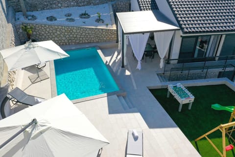 Property building, Day, Pool view, Swimming pool, sunbed