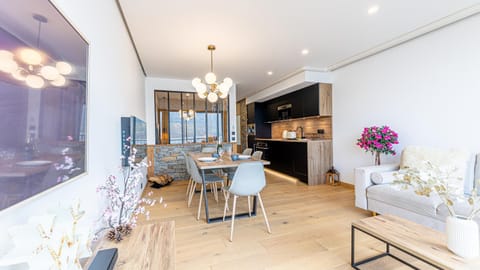 Kitchen or kitchenette, Living room, Seating area, Dining area