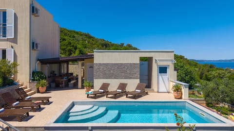 Property building, Patio, Day, Pool view, Swimming pool, sunbed