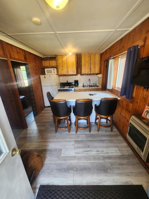 TV and multimedia, Kitchen or kitchenette, Dining area, minibar, oven, pet friendly, stove, toaster