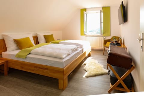 Bed, TV and multimedia, Photo of the whole room, Seating area, Bedroom, towels