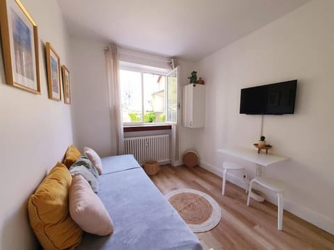 TV and multimedia, Living room, Seating area, Bedroom