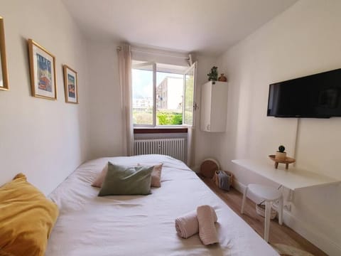 Bed, TV and multimedia, Bedroom, towels