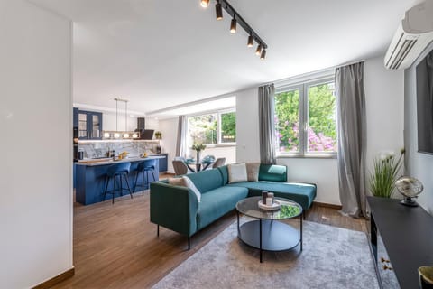Living room, Seating area, Dining area, kitchen