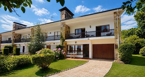 Property building, Facade/entrance, Garden, Garden view