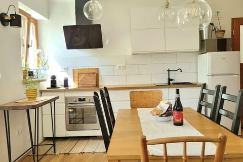 Kitchen or kitchenette, Dining area, dishwasher, minibar, pet friendly, stove, toaster