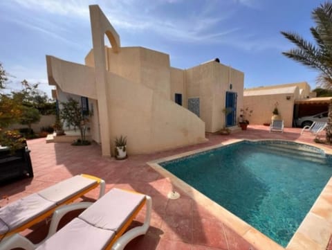 Property building, Swimming pool, Parking