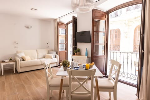TV and multimedia, Balcony/Terrace, Living room, Seating area, Dining area