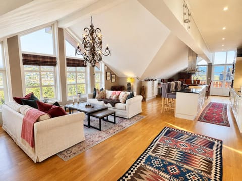 Living room, Seating area, Mountain view, kitchen
