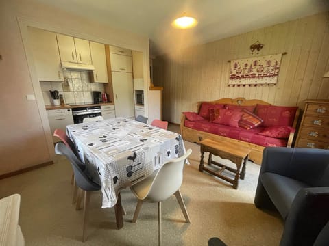 Kitchen or kitchenette, Living room, Seating area, Dining area