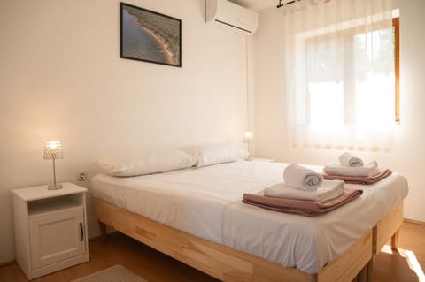 Bedroom, air conditioner