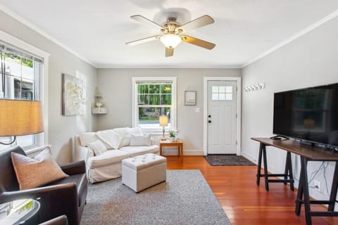 Charming Eugene Retreat Private Hot Tub and Yard! House in Eugene