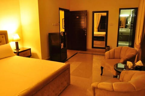 Bed, Photo of the whole room, Seating area, Bedroom