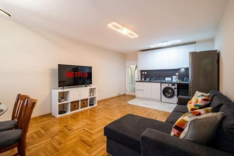 TV and multimedia, Seating area, Dining area