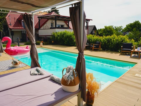 Garden, Swimming pool, sunbed