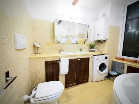 DIMORA DELLE CAMELIE - Acquario - GENOVABB IT Apartment in Genoa