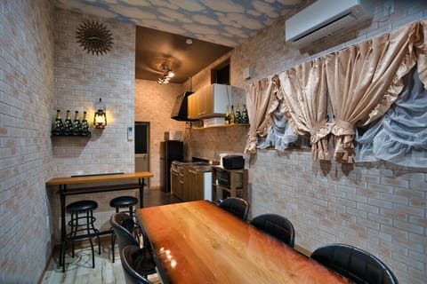 Kitchen or kitchenette, Dining area, minibar, stove
